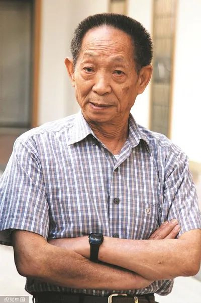 ▲袁隆平在海南三亚市荔枝沟国家南繁育种基地考察。图/视觉中国