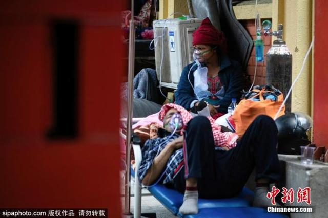 当地时间2021年5月11日，尼泊尔加德满都，由于医院病床严重不足，许多新冠病患只能在医院走廊中。 图片来源：Sipaphoto 