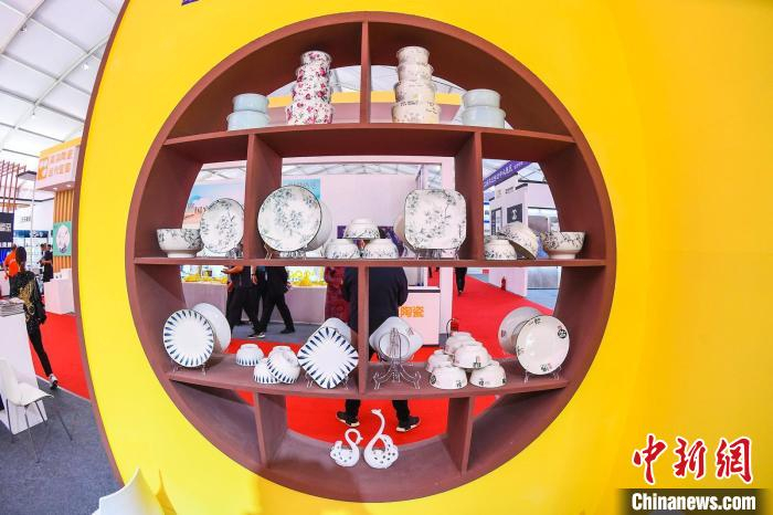 图为展厅内的陶瓷产品。　武俊杰 摄