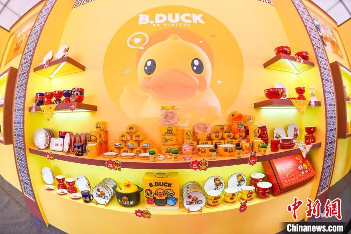 图为展厅内的陶瓷产品。　武俊杰 摄