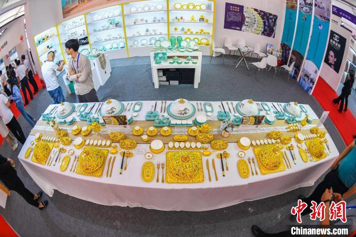图为展厅内的陶瓷产品。　武俊杰 摄