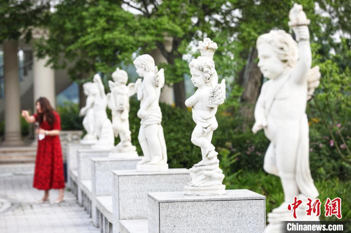 丘比特雕像一字排开。　泱波 摄