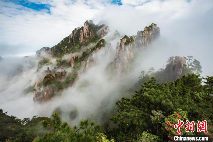 久雨初歇，世界自然遗产地江西三清山出现壮美云海景观。　廖国平 摄