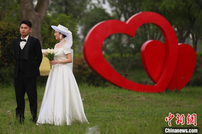 新人在此拍摄婚纱照。　泱波 摄