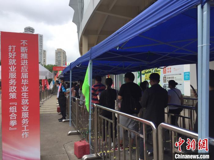 资料图：上海一个招聘活动现场。郑莹莹 摄