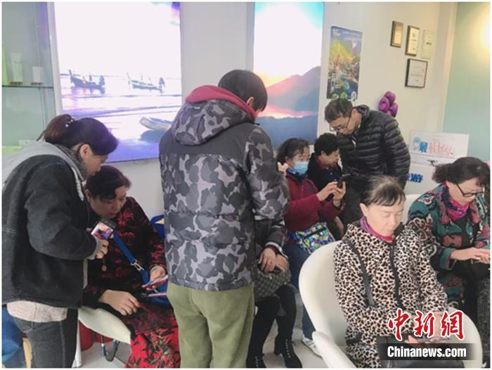  一家携程旅游门店正在“培训”老年人如何使用智能手机。&nbsp; 中新网 资料图