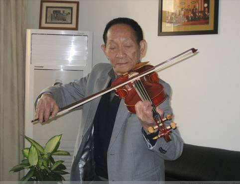 袁隆平还是一位小提琴爱好者（图片来源：当代中国）