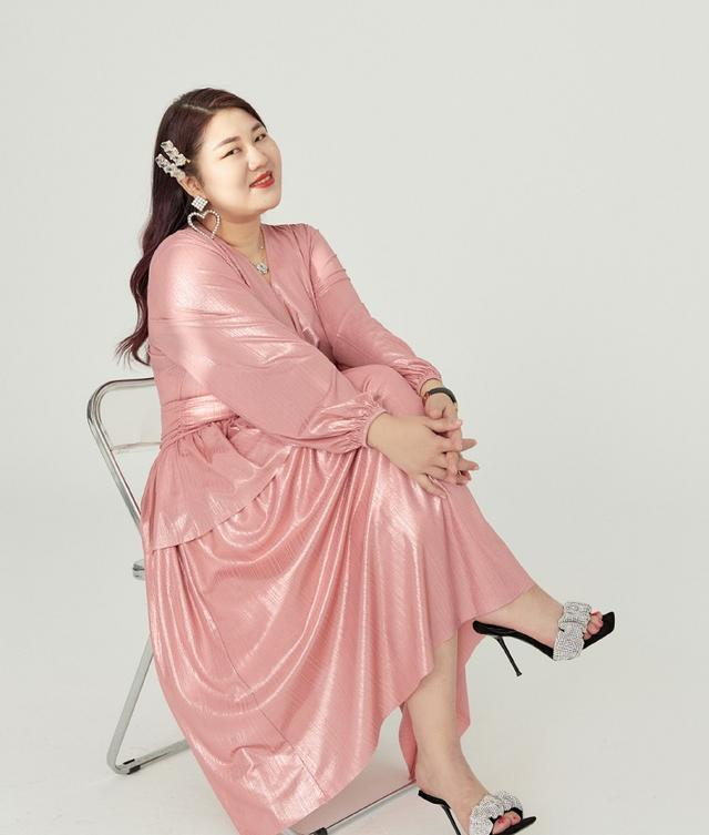 杨天真罕见晒跳舞视频，当场劈叉柔韧度超好，自信的胖女孩太美了