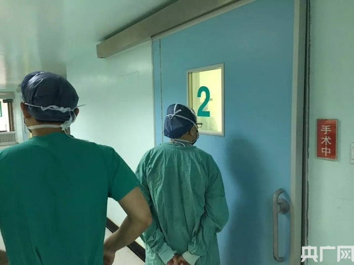 吴孟超挨个巡看手术室（央广网发 肖源 摄）