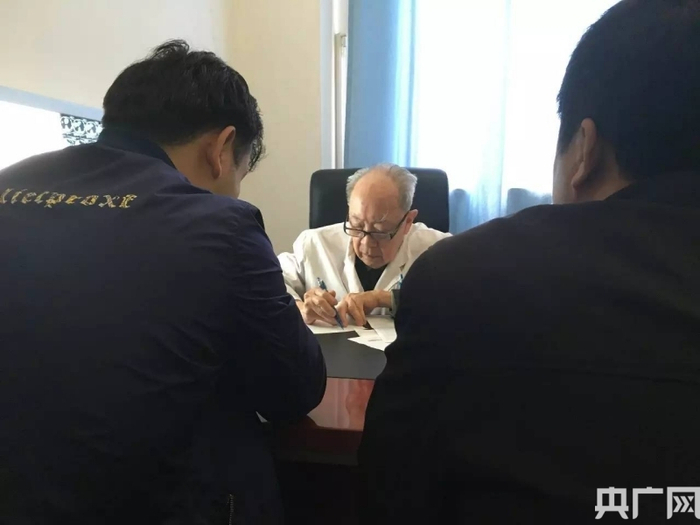 吴孟超查看患者的片子和检查单（央广网发 肖源 摄）