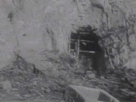 解放初期破败的农村房屋（图片来源于网络）