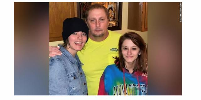 △威廉·詹尼特（中）与家人（图片来自网络） 