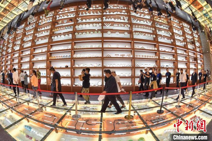 专家支招中国陶瓷产业发展，头部企业驱动，在世界舞台重塑“中国陶瓷”品牌。　武俊杰 摄