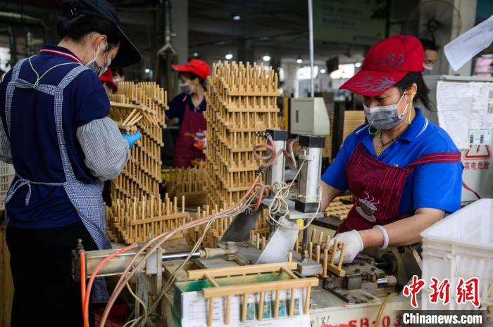 图为福建双羿竹木发展有限公司的竹制品生产线。　李南轩 摄