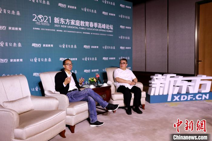 图为新东方创始人、新东方教育科技集团董事长俞敏洪和复旦大学历史学系教授钱文忠接受采访。　李思源 摄