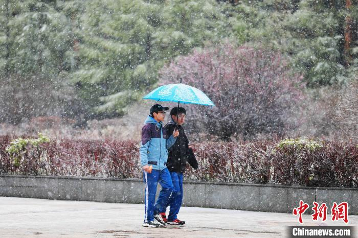 当地居民换棉衣出行。　王景阳　摄