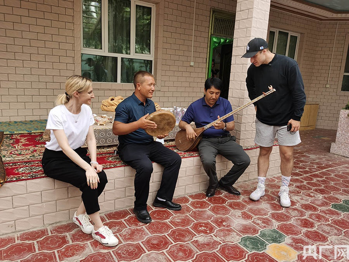 弹起热瓦甫，唱起幸福歌。央广网发