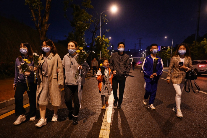  民众前往明阳山殡仪馆悼念袁隆平院士。