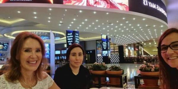 拉蒂法公主疑似与几个朋友聚会的照片