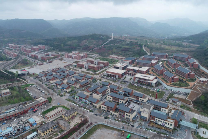 　　这是4月20日拍摄的铜川市耀州区照金镇（无人机照片）。新华社记者张博文摄