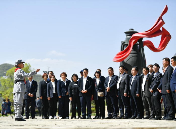 　　4月18日，在铜川市耀州区照金镇陈家坡会议旧址，小讲解员宋天翊（左一）为游客讲解。新华社记者张博文摄