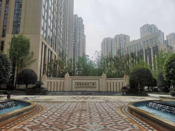 成都长冶南阳御龙府二期外景。美丽外观下隐藏着难以破解的纠纷。中房报记者刘洪材/摄