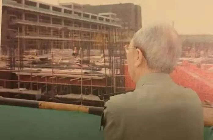 安亭新院建设过程中，吴孟超常常到工地看工程进度。受访者供图