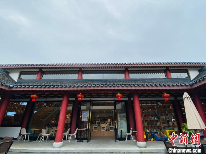 定海乡村内的书店 李典 摄
