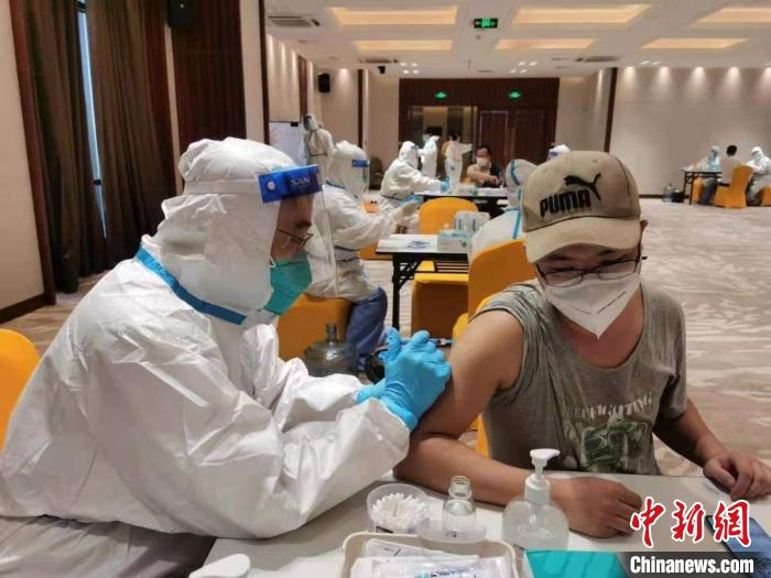 山西援非医疗队为吉布提中资机构员工注射新冠疫苗。　山西援非医疗队供图