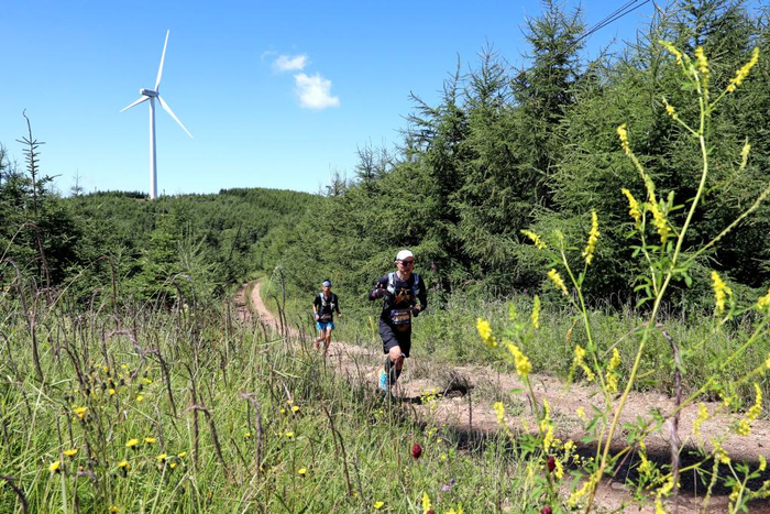 　2020年8月9日，第六届崇礼50公里山地越野赛开跑。新华社发（武殿森摄）