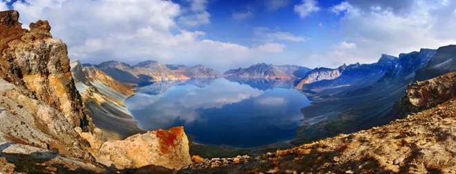 （在长白山南景区俯瞰天池 长白山池南区政府供图）