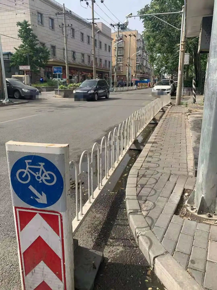 5月23日，西城区仁寿路非机动车道隔离护栏的底座紧贴马路牙子，根本无法通过。新京报记者 张静姝 实习生 陈玖阳 摄