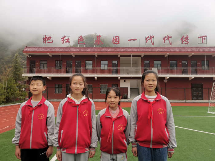 　　△北梁红军小学四位六年级学生，右一为王天娇