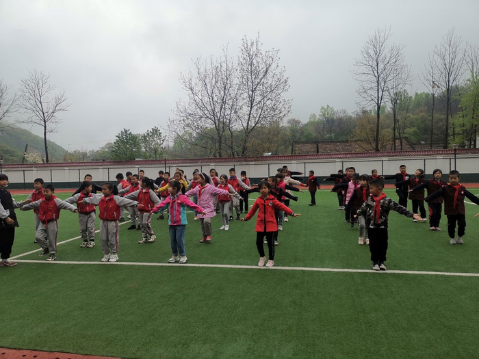 　　△北梁红军小学学生在操场上课间操
