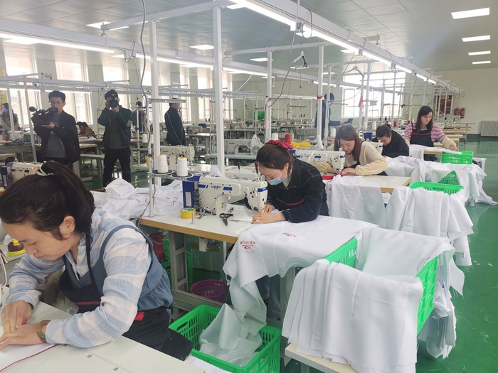 　　△照金镇圣源小区社区工厂