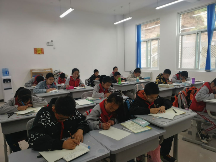 　　△北梁红军小学学生正在教室上课