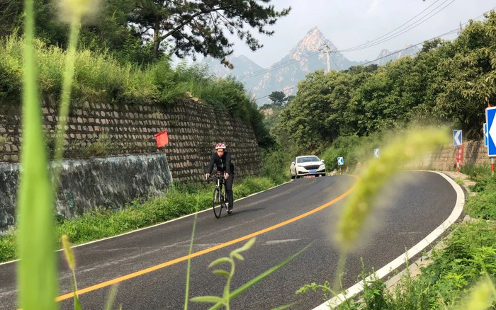 ▲2020年8月，方磊在昌平区慈悲峪村骑行，周末骑行是他喜爱的放松方式。受访者供图