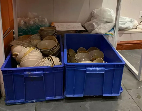 当天火锅店未清洗的碗碟，图片来源：杨洪摄