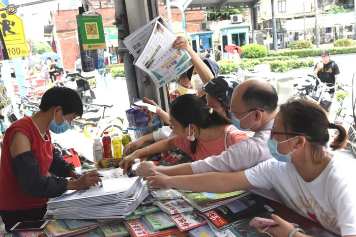 很多家长在抢购。信息时报记者 郭柯堂 摄