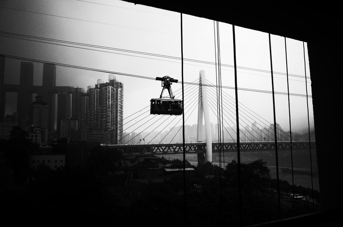 高和低在重庆是相对的，比如过江索道，就穿行于楼宇之间&nbsp;&nbsp; 图源：时代周报记者黎广/摄