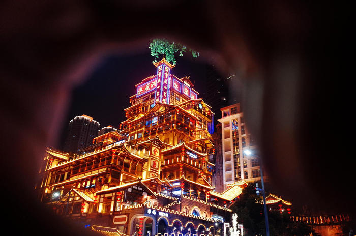 洪崖洞无疑是重庆的一张名片，特点之一就是人潮涌动 &nbsp;图源：时代周报记者黎广/摄