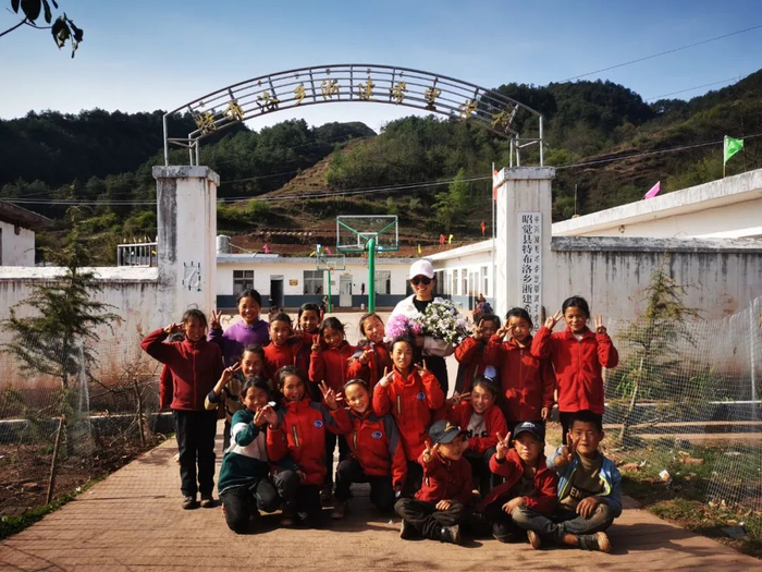 △何雨情与学校的孩子们
