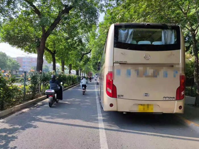 5月21日，海淀区信息路与荷清路交叉口，即圆明园景区东门外的非机动车道上停放了至少4辆大巴车，几乎占据了一条车道。新京报记者 张静姝 实习生 慕宏举 摄