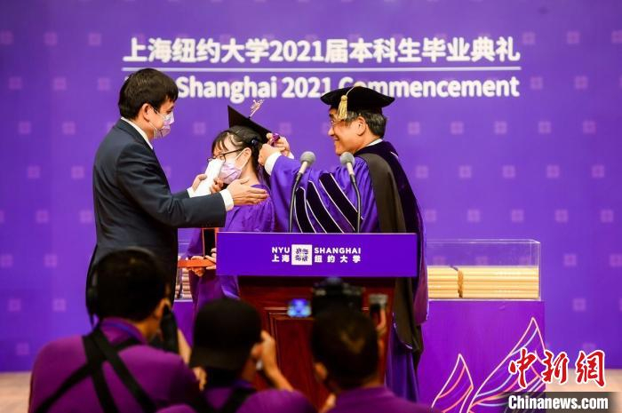 复旦大学附属华山医院感染科主任张文宏作为演讲嘉宾出席上纽大毕业典礼。　上纽大供图