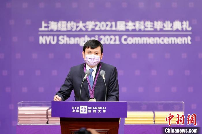 　　张文宏说， 当你找到你适合的职业时，你会有感觉，这种感觉和你找到对的女朋友没有区别。　上纽大供图