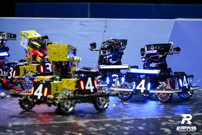 大连交通大学队员们庆祝夺冠。主办方供图