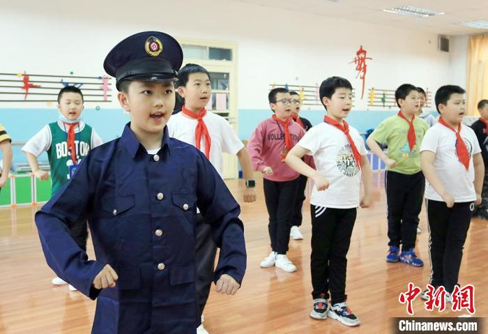 图为安西路小学学生正在上京剧课。　高展 摄