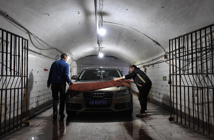 防空洞改造成洗车店 &nbsp;图源：视觉中国