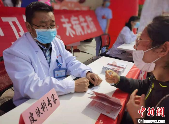 图为皮肤病专家讲解皮肤护理重点和误区。　史静静 摄