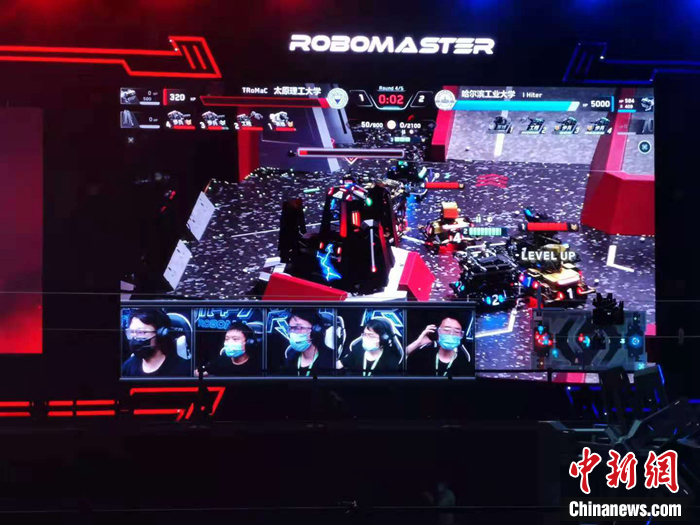 RoboMaster 2021机甲大师高校系列赛·区域赛(北部赛区)现场。中新网 任思雨 摄
